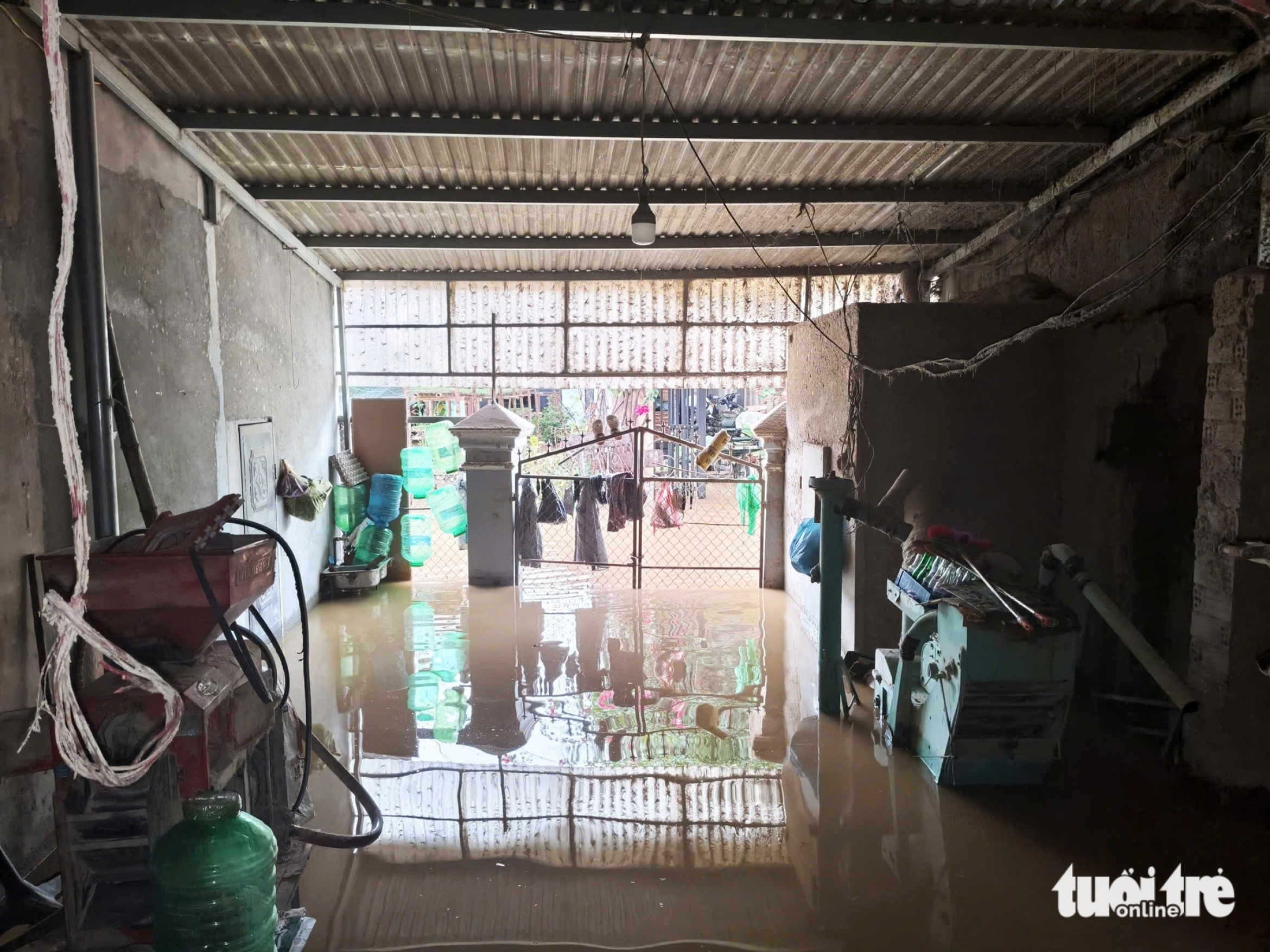 10月28日上午洪水:Thu Bồn河、Vu Gia河洪水缓慢下降,许多地区仍深陷淹没